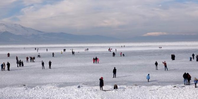 Buzları erimeye başlayan Eğirdir Gölü'nde tehlikeli yürüyüş