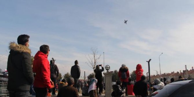 Erzincan'da SOLOTÜRK'ten gösteri uçuşu