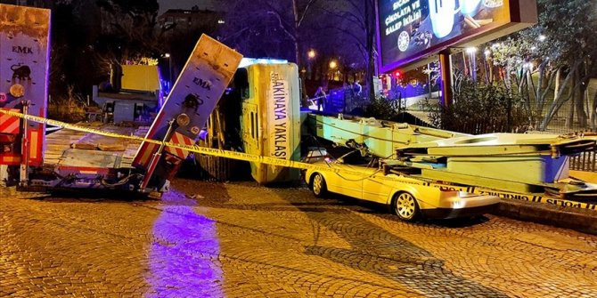 Beşiktaş'ta tırda yüklü iş makinesi 3 otomobilin üzerine devrildi