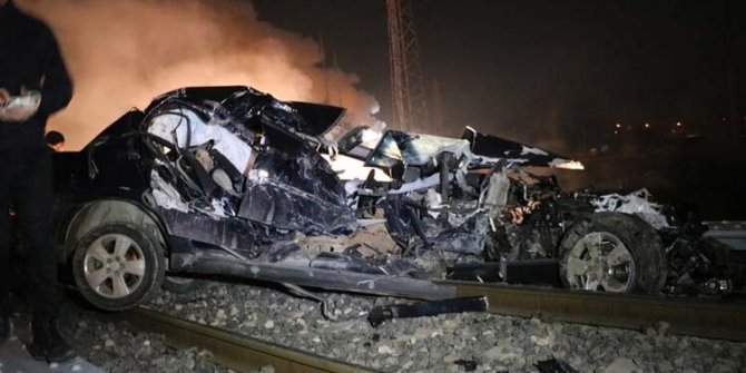 Trenin çarptığı otomobil 1 kilometre sürüklendi
