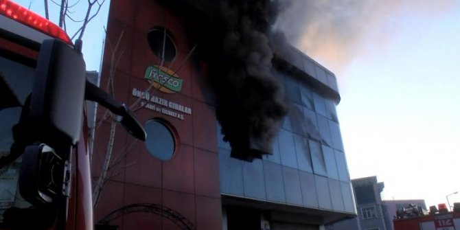 Bayrampaşa'da gıda imalathanesinde yangın