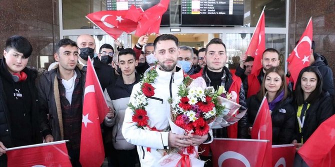 'Uçan Türk', Erzurum'da çiçeklerle karşılandı