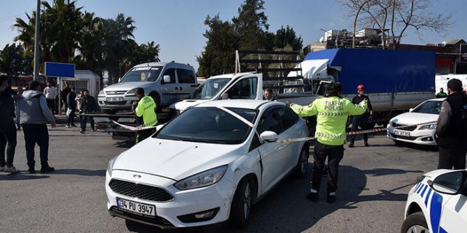 Freni boşalan kamyon, kırmızı ışıkta bekleyen kamyonete çarptı; 3 yaralı