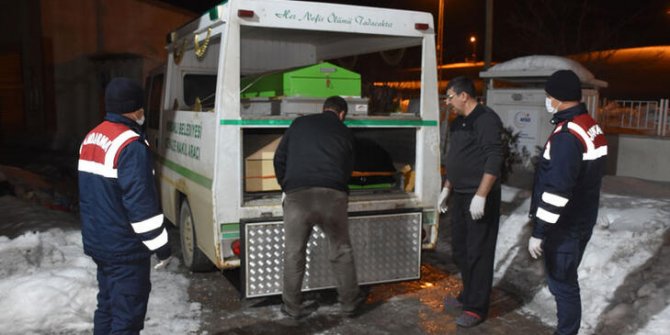 Babasını öldürdükten sonra dışarıya çıplak çıkarak donmayı beklemiş