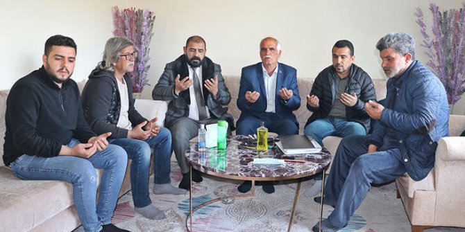 Evlat nöbetindeki ailelerden Gara şehidinin babasına ziyaret
