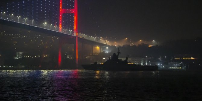 Rus askeri gemisi İstanbul Boğazı'ndan geçti