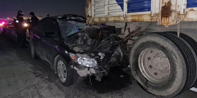 Arkadan çarptığı kamyona saplanan otomobil 65 metre sürüklendi