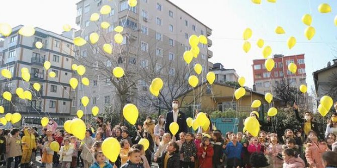 Kartal’da sarı balonlar kansere dikkat çekmek için gökyüzüne uçtu