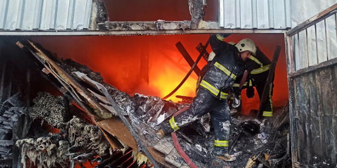Van'da iş yeri yangını 2 saatte söndürüldü