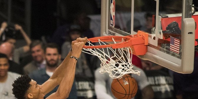 NBA'de Giannis Antetokounmpo Pacers'a karşı 50 sayı attı