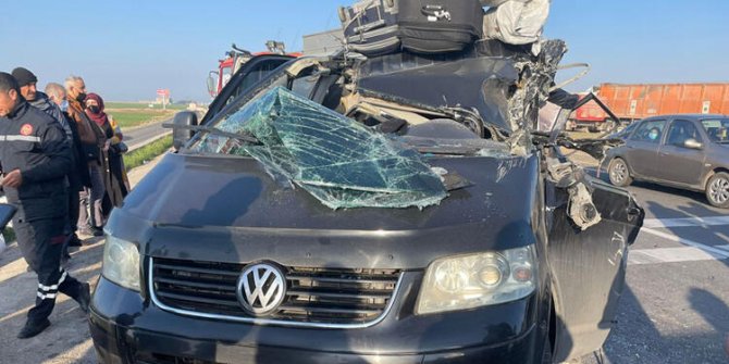 Mardin'de minibüs, kırmızı ışıkta TIR'a çarptı: 1 ölü, 8 yaralı