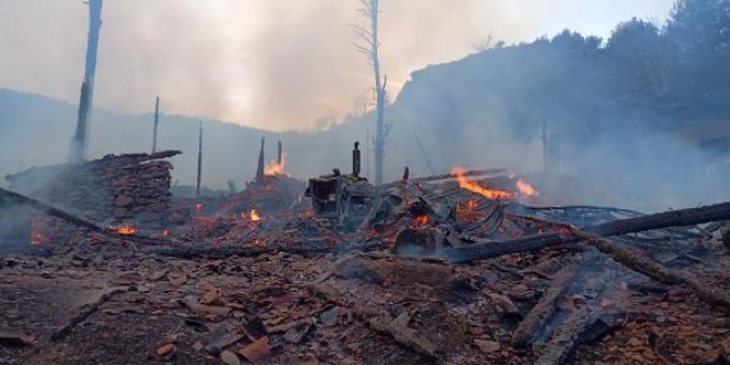 Kastamonu'da yangın; 15 ahşap ev kül oldu