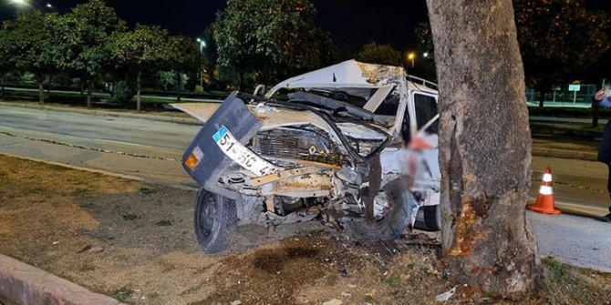 Kontrolden çıkan otomobil, refüjdeki ağaca çarptı: 1 yaralı