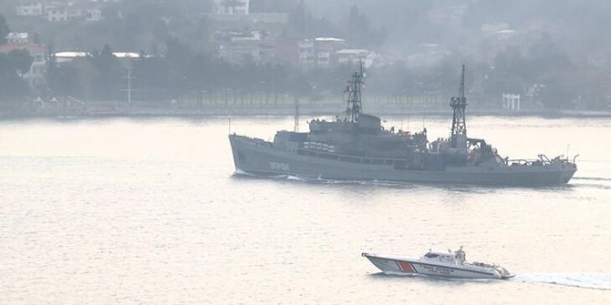 Rus savaş gemisi İstanbul Boğazı'ndan geçti