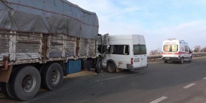 Öğrenci servisi ve kamyon çarpıştı: Yaralılar var