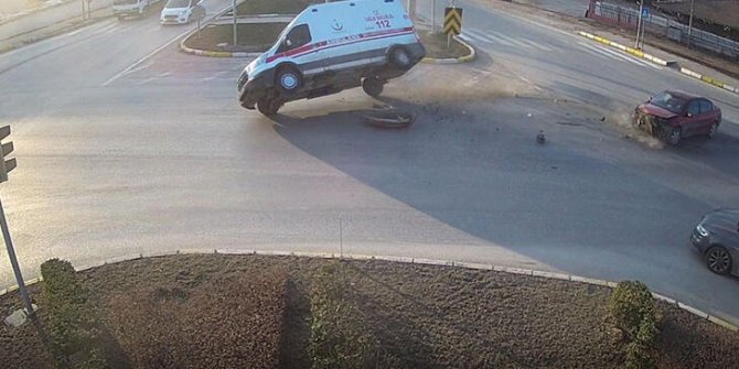 Hasta taşıyan ambulans, otomobille çarpışıp devrildi; 5 yaralı