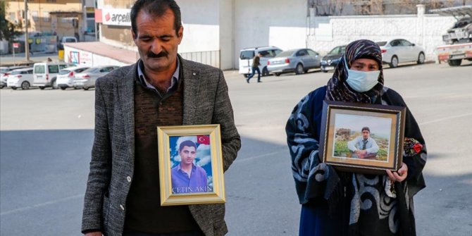 Diyarbakır annelerinin oturma eylemine 2 aile daha katıldı: Oğlum gelip Türk adaletine teslim olsun