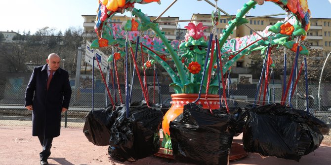 Fatih Caddesi üzerine inşa edilen lunaparkın oyuncakları kurulmaya başlandı