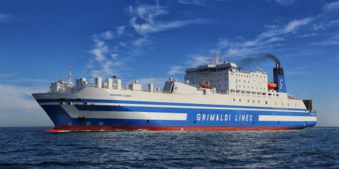 Yunanistan'da 300'e yakın kişiyi taşıyan gemide yangın!