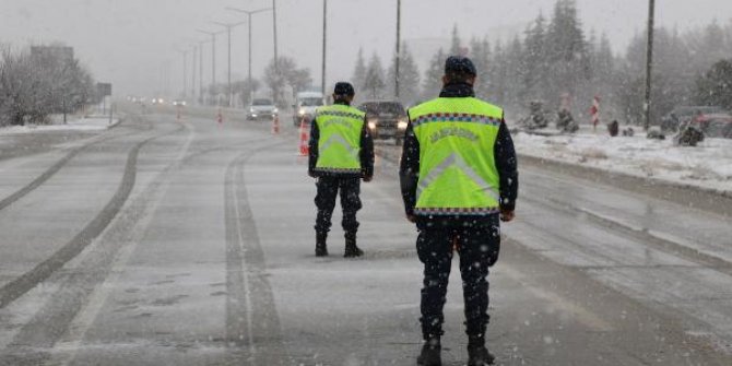 Afyonkarahisar'da kar yağışı etkili oldu