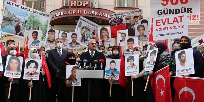 Diyarbakır Valisi Münir Karaloğlu 'Diyarbakır anneleri'ni ziyaret etti