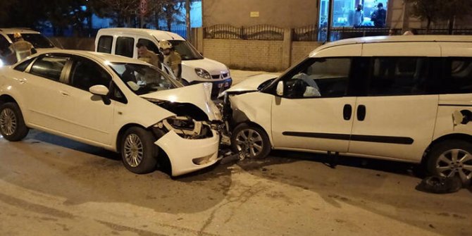 Hastane önünde otomobil ile ticari araç çarpıştı: 6 yaralı