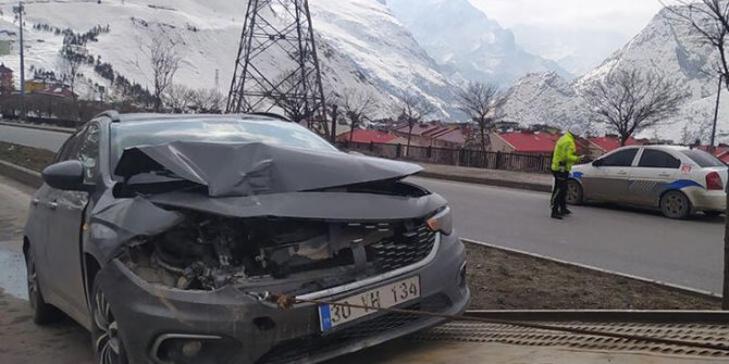 HDP'li vekilin otomobili, minibüse çarptı: 2 yaralı