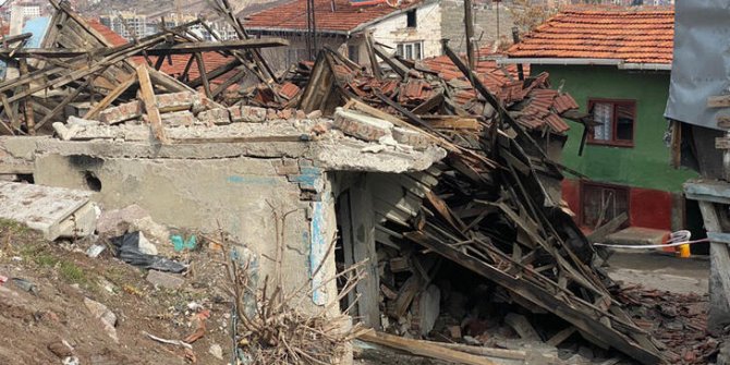 Tahtalarını sökerken çatısı üzerine çöktü; 1 yaralı