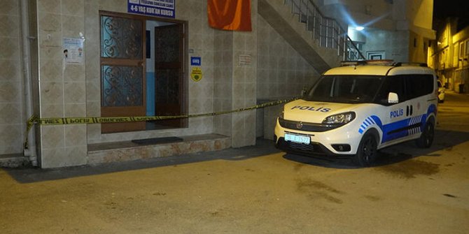 Hırsızlığa girdiği camide imamı bıçakladı