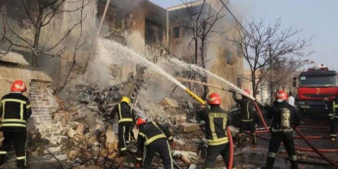 İran'da savaş uçağı spor salonunun üzerine düştü