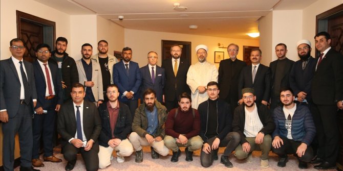 Diyanet İşleri Başkanı Erbaş Pakistan'da mezunlar ve Türk öğrencilerle buluştu