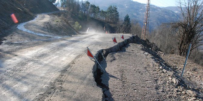 Bartın'daki yolda 8 noktada toprak kayması