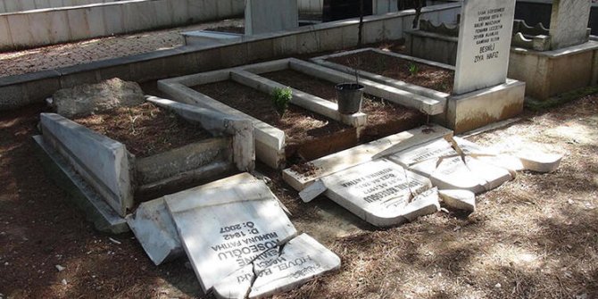 Uşak'ta mezarlığa çirkin saldırı