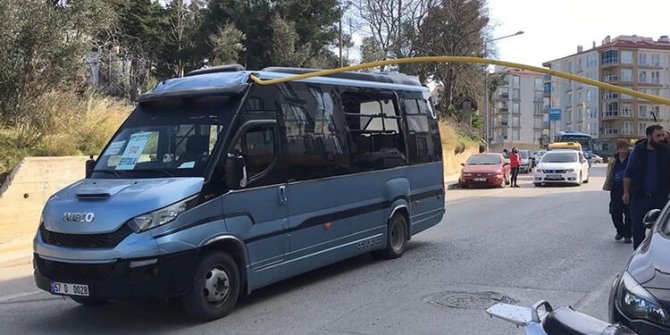 Metal boru, yolcu minibüsüne ok gibi saplandı
