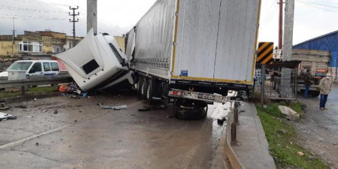 Kontrolden çıkan TIR bariyerlere çarptı: 2 yaralı