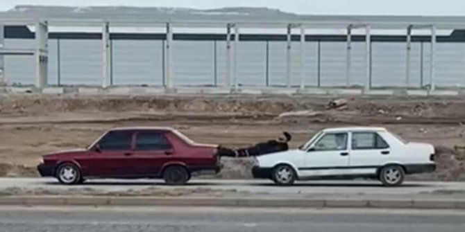 Kaputa yatıp, öndeki aracı itti