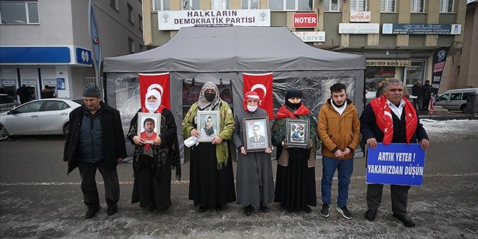 İkna çalışması sonucu 2 teröristin teslim olması Muş'ta eylem yapan aileleri sevindirdi
