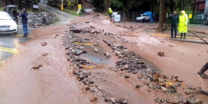 Marmaris'te selin ardından temizlik ve hasar tespiti