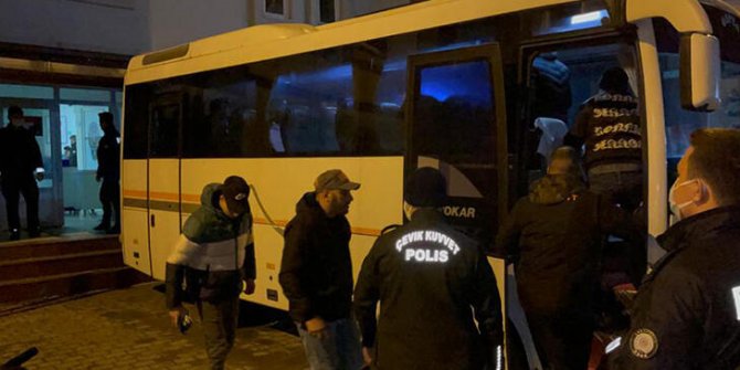 Gelibolu'da Faslı ve Cezayirli 33 kaçak yakalandı