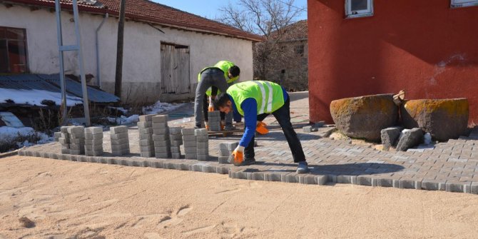 Kahramankazan'da kilitli parke taşı döşeme çalışmalarını tüm hızıyla sürüyor