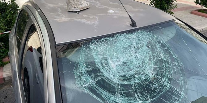 Hatay'da fırtına çatıları uçurdu, araçlarda hasara yol açtı