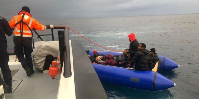 Yunanistan'ın geri ittiği bottaki 17 göçmen kurtarıldı