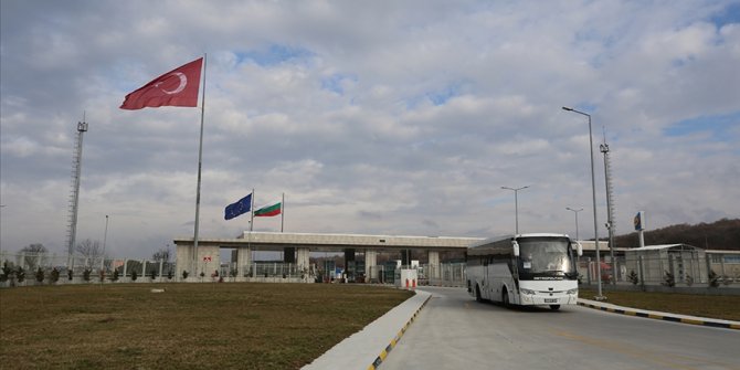 Ukrayna'dan tahliye edilen Türk vatandaşları yurda giriş yapmaya başladı
