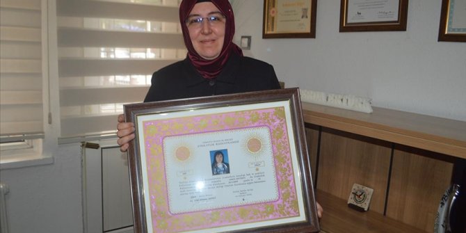Avukatlık ruhsatını peruklu fotoğrafla almak zorunda kaldı