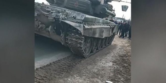 Ukrayna’da silahlanan siviller, Rus tankını durdurdu