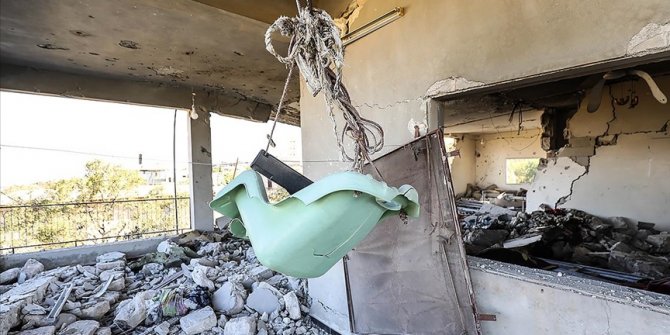 Esed rejimin İdlib'de anaokuluna düzenlediği saldırıda 2 sivil öldü