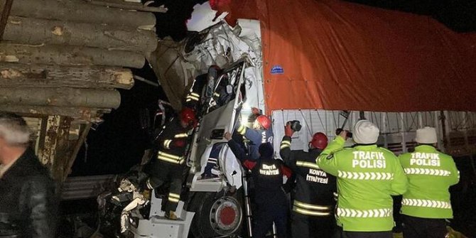 Kamyon, tomruk yüklü kamyona çarptı: 1 ölü, 1 yaralı