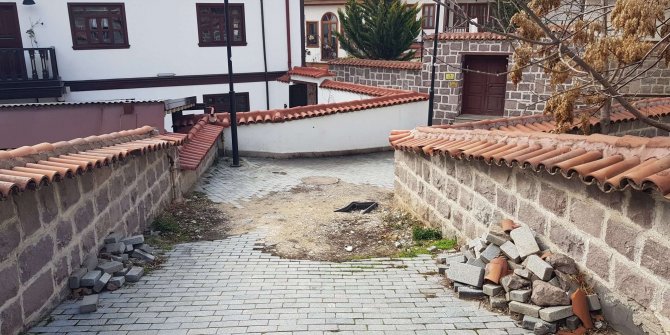 Hamamönü’nde bazı yolların bakımsız olması tepki çekiyor