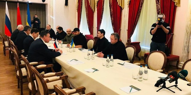 Ukrayna ve Rusya heyetlerinin Belarus sınırındaki görüşmesi başladı