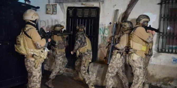 DEAŞ operasyonunda kapısı açılmayan eve "zırhlı araçla" müdahale